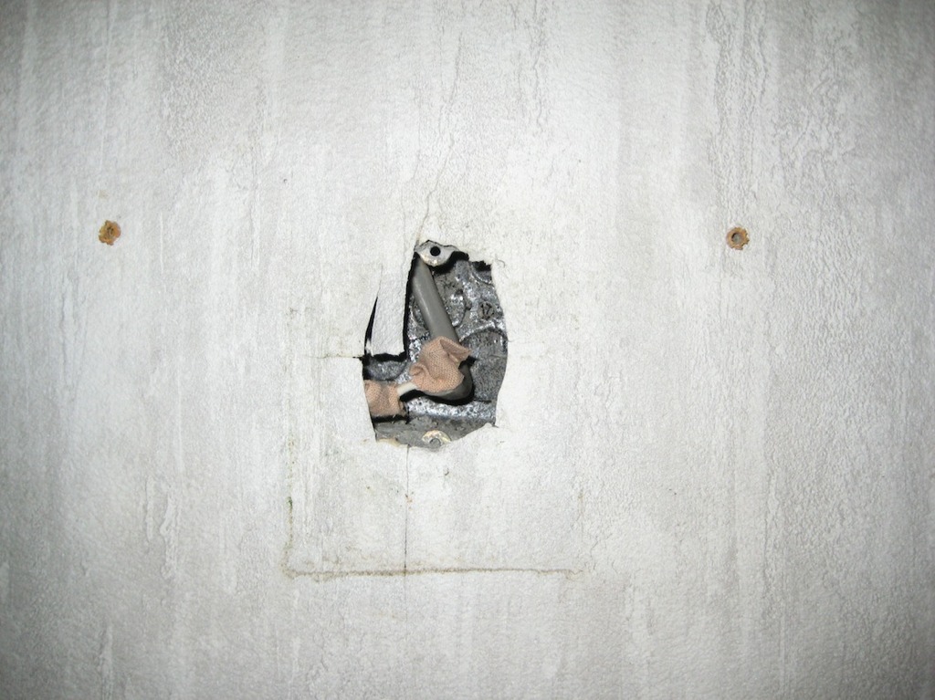 壁の穴